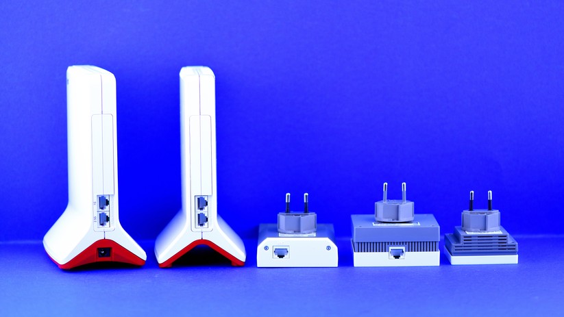 Aus dieser Perspektive wird klar: Der kleinste FRITZ!Repeater 600 (rechts) hat keine Ethernet-LAN-Buchse. Der kann deshalb nur einen WLAN-Repeater spielen, aber keinen WLAN-AP (Bild: Harald Karcher).