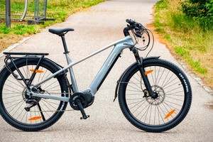  Top-Ausgestattetes City-E-Bike mit 100-Nm-Mittelmotor