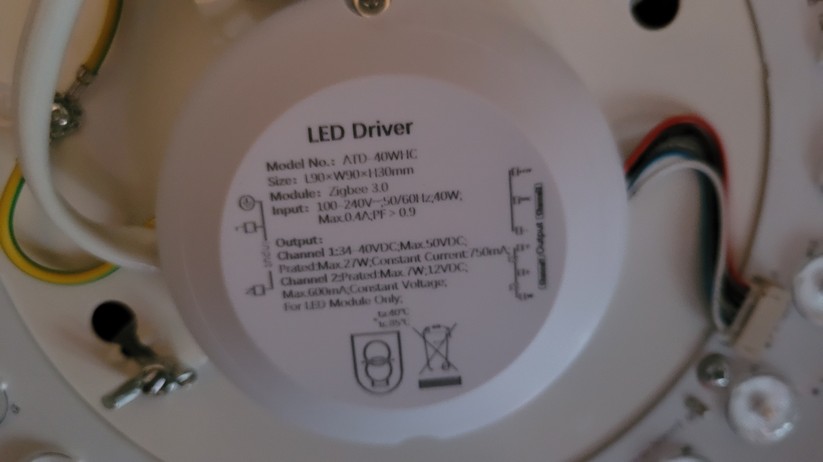 Die Aqara Deckenleuchte T1M funkt mit Zigbee und benötigt daher einen Hub. Sie ist außerdem kompatibel zu Homekit und Matter, sodass sie auch von anderen Smart-Home-Zentralen wie Apple Home, Samsung Smartthings, Homey Pro, Home Assistant, Google Home sowie Amazon Echo und Echo Hub steuern lässt. Die Hauptlampe mit einem Durchmesser von knapp 50 cm unterstützt eine Weißfarbton-Steuerung, während das umlaufende Seitenlicht dank RGBIC-Technik sehenswerte Animationen und Farbverläufe darstellen kann. Ihre LEDs sind hell genug, um einen Raum mit einer Größe von bis zu 25 m² zu beleuchten. Die maximale Leistungsaufnahme beträgt 25 Watt.  