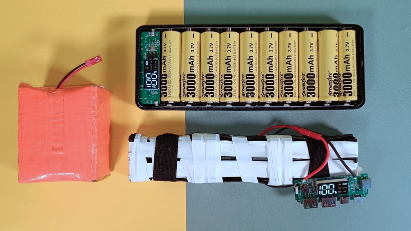 Zwei DIY-Akkus aus 18650er-Zellen neben einem fertigen Powerbankgehäuse.
