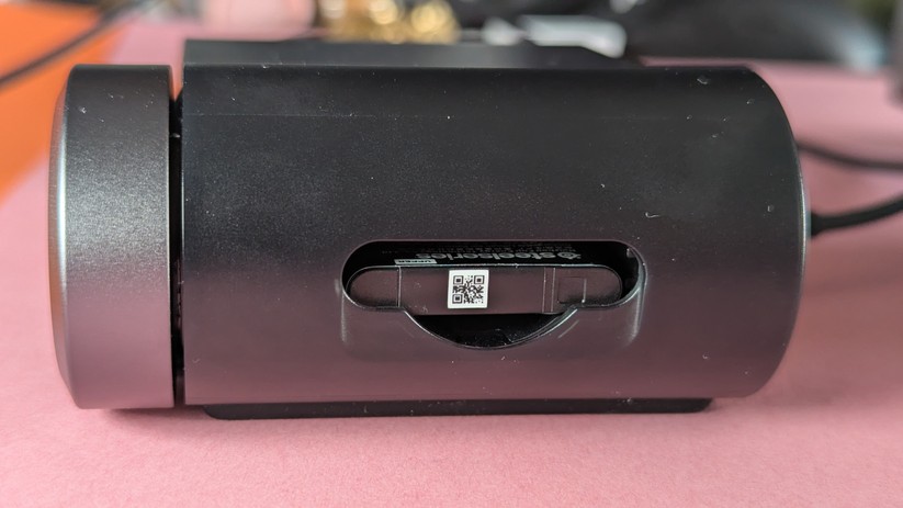 Über die Basisstation lädt der austauschbare Zweitakku des Steelseries Arctis Nova Pro Wireless, während der andere Akku in Betrieb ist.