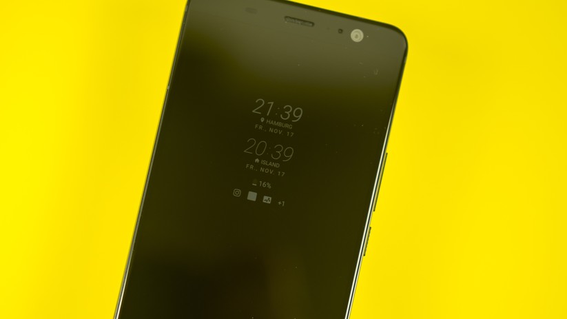 Das Always on Display des HTC U11 Plus zeigt Benachrichtigungen an.