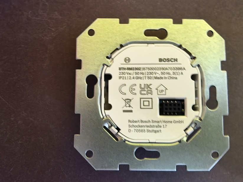 Das Bosch Raumthermostat II 230V nutzt zur Steuerung von Fußbodenheizungen die Zigbee-Funktechnik. Obwohl es damit grundsätzlich einen Hub benötigt, sind Anwender nicht auf das Bosch-Ökosystem festgelegt: Das Thermostat kann auch direkt in Home Assistant eingebunden werden.