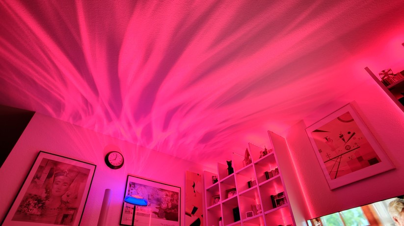 Mit der Uplighter Stehleuchte präsentiert Govee eine außergewöhnliche Stehlampe. Sie zaubert tolle Animationen an die Decke, kann aber dank einer zweiten Leuchte auch als einfache Leselampe genutzt werden. Aktuell ist sie zum neuen Tiefstpreis für 140 Euro statt 180 Euro (- 22 Prozent) erhältlich.