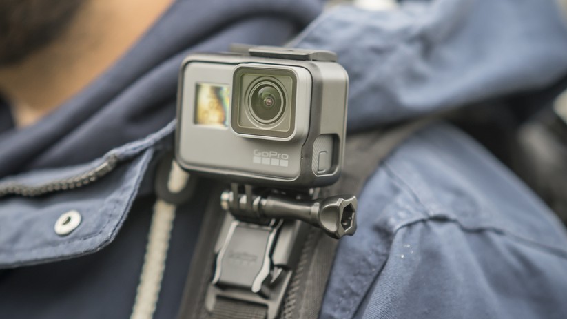 Dank guter Stabilisierung gelingen ruhige Aufnahmen auch ohne Gimbal.