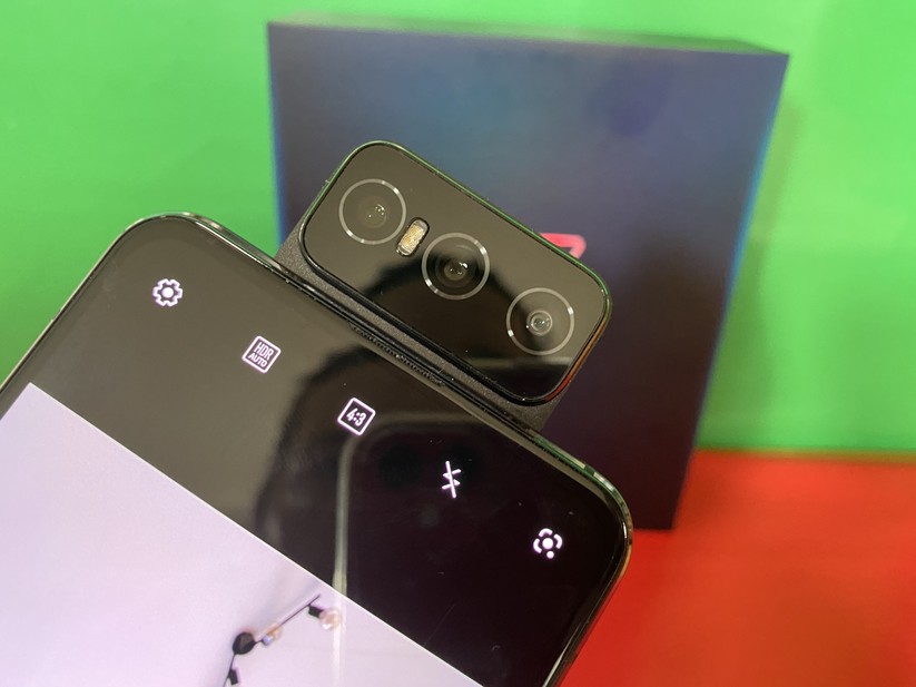 Die Hauptkamera schwenkt motorisch aus und dient dann auch als Selfiecam