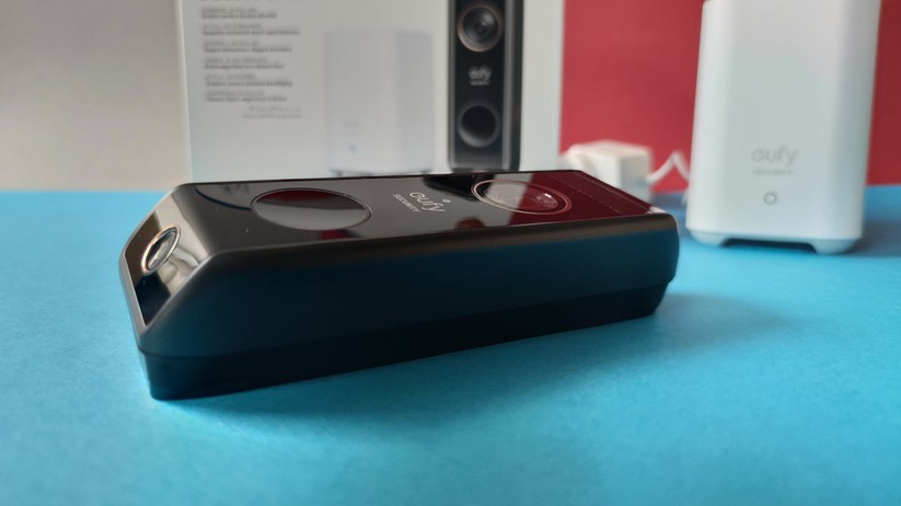 Eufy Video Doorbell Dual 2K: Auch ein 15°-Grad-Montageadapter gehört zum Lieferumfang.