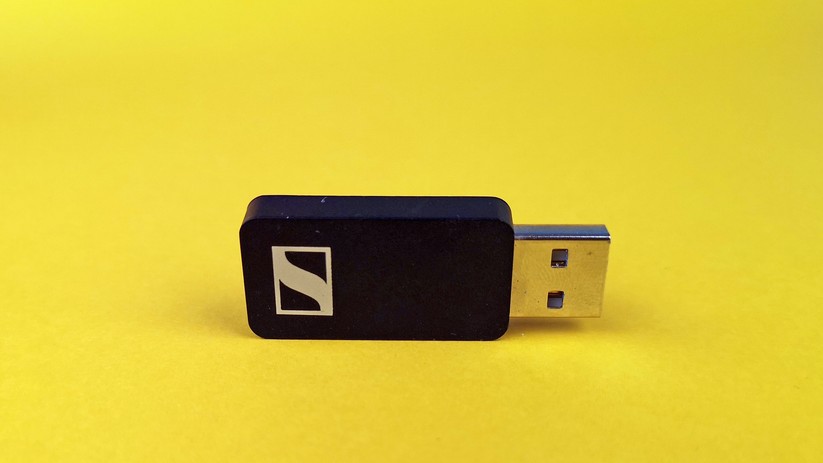 Das Headset funktioniert nur zusammen mit dem USB-Funkadapter. Der funktioniert mit einem Adapter auch am Smartphone.