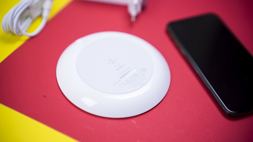 Der Fuß der Belkin Boost Up ist gummiert.