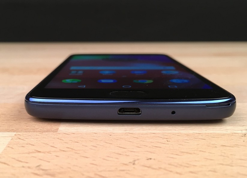 Lenovo setzt weiterhin auf die Micro-USB-Schnittstelle.