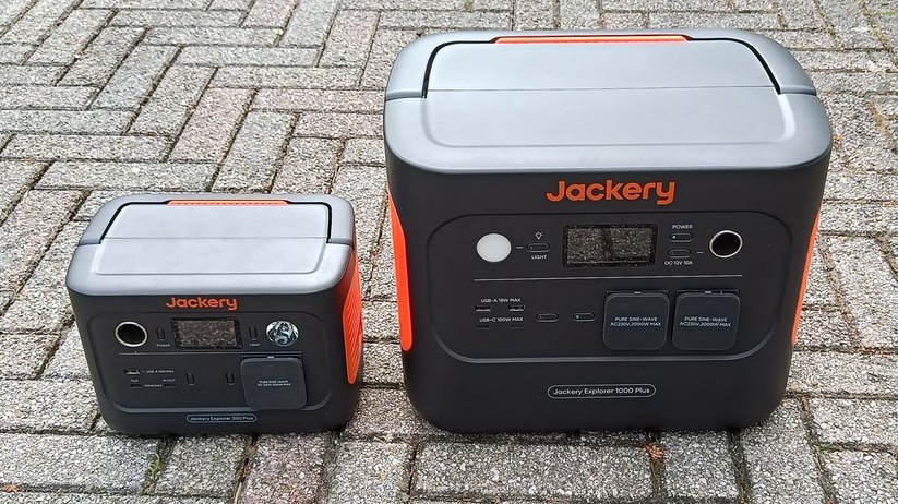 Jackery Explorer 300 Plus neben der Explorer  1000 Plus.