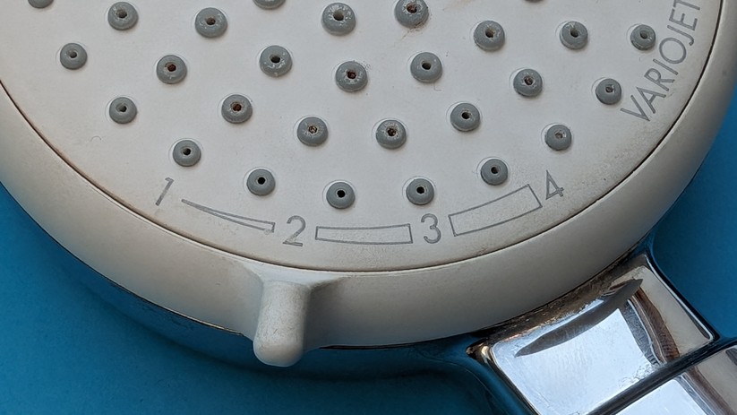 Regler am wassersparendem Duschkopf