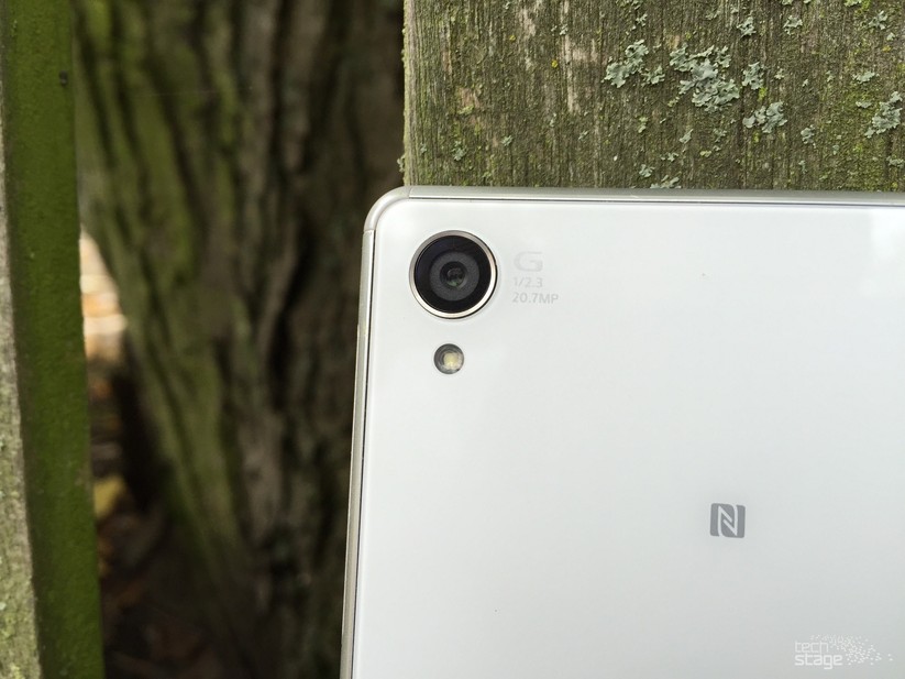 Die Kamera mit Sony Exmor RS-Bildsensor löst mit 20,7 Megapixel auf.