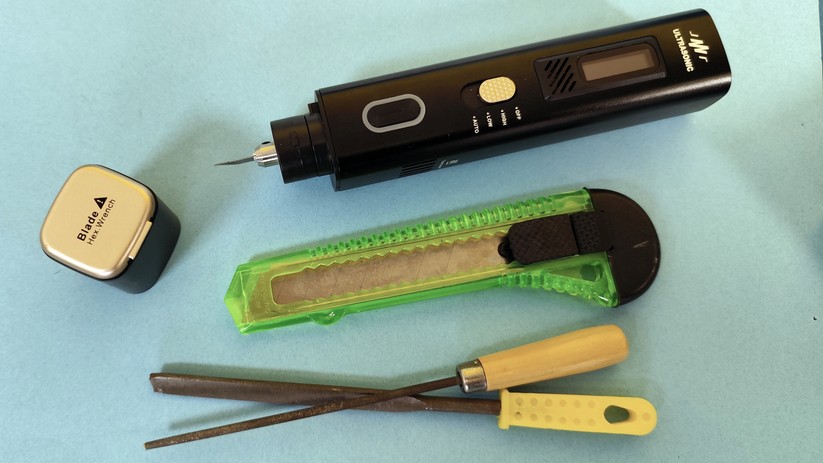 Ein moderner Ultraschall-Cutter ersetzt das klassische Bastelmesser.