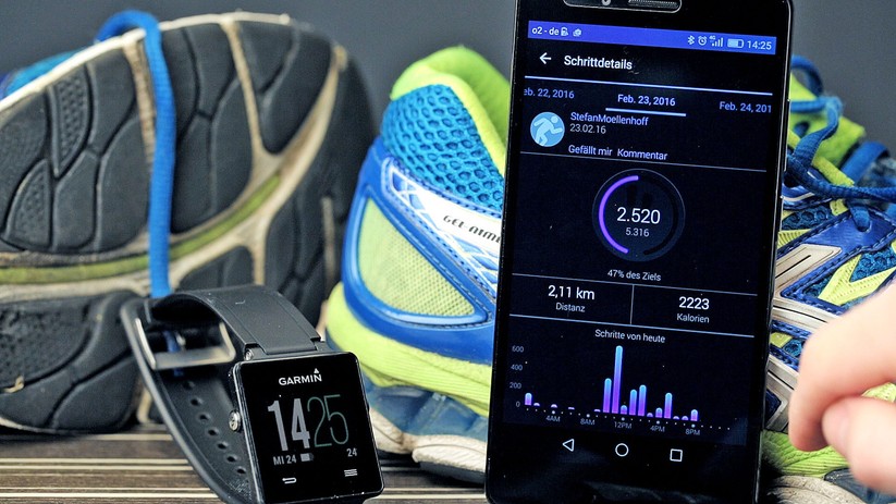 Die Garmin vivoactive überwacht die Schritte des Trägers.