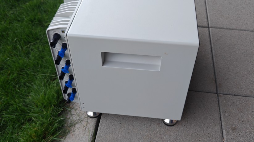 SunEnergyXT 500 Pro: Speicher für BKWs und kleine PV-Anlagen mit vier MPPTs und 5 kWh Kapazität