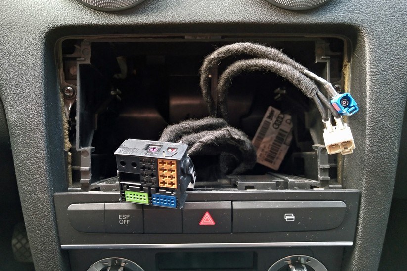 Einfach Plug & Play - viele Kabel vom Auto gibt es nicht.