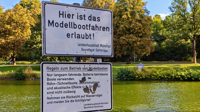 Ein Schild am Mollsee im Münchner Westpark informiert über die Regeln für Modellboote: RC-Boote dürfen auf dem Teich fahren, Boote mit Verbrennungsmotor, Speedboote und Signaltöne sind nicht erlaubt.