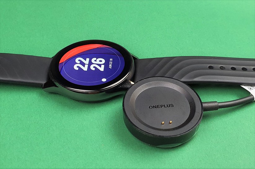 Oneplus Watch: Zur Stromversorgung liegt der Smartwatch eine kleine Ladeschale bei.