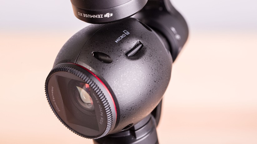 Die Videos landen auf der microSD-Karte, die in die Kamera eingesteckt wird.