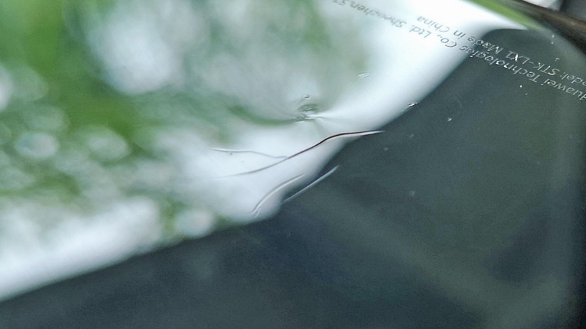 Die Schadstelle auf der Smartphone-Rückseite ist nicht groß – aber ärgerlich.