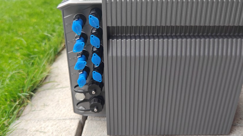 Balkonkraftwerk Priwatt Duo mit 900 Watt Solarleistung und Speicher Avocado Orbit M mit 2,11 kWh, vier MPPTs mit einer Eingangsleistung von bis zu 2600 Watt.