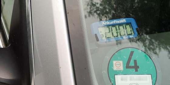 Diese elektronische Parkscheibe ist klein, unauffällig und zugelassen.