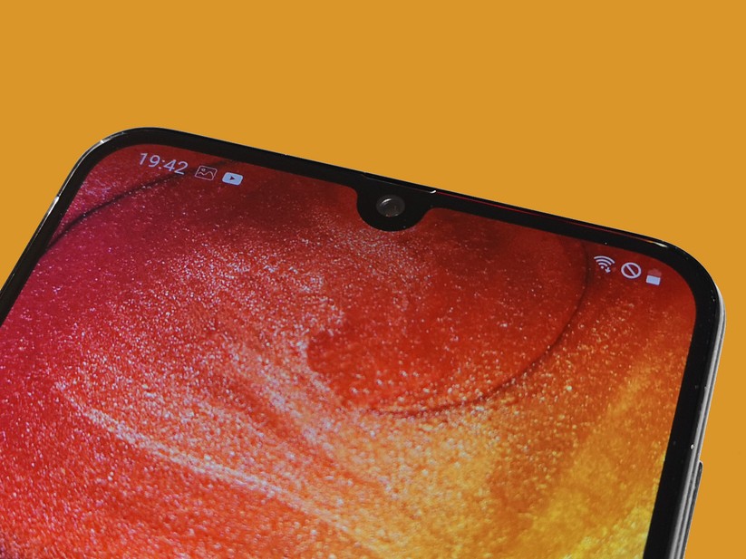 Die Frontkamera ist in einer Notch zentral oben im Display eingelassen. 