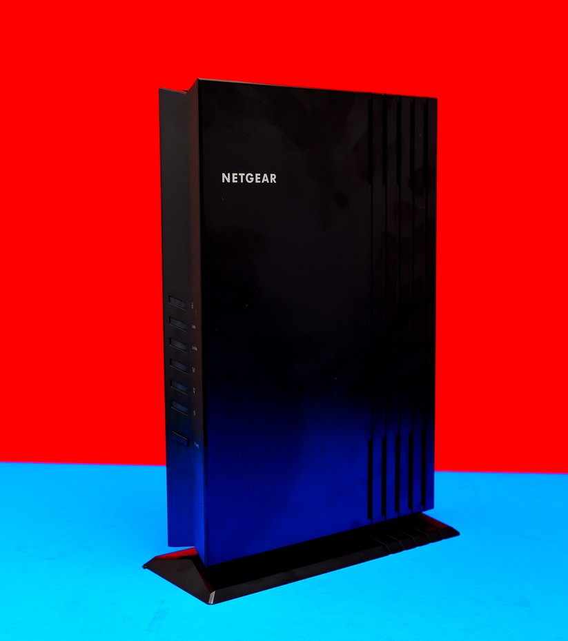 Der Netgear EAX20 WiFi 6 Mesh Repeater & AP ist sehr schwarz und rechteckig.  (Bild: Harald Karcher).