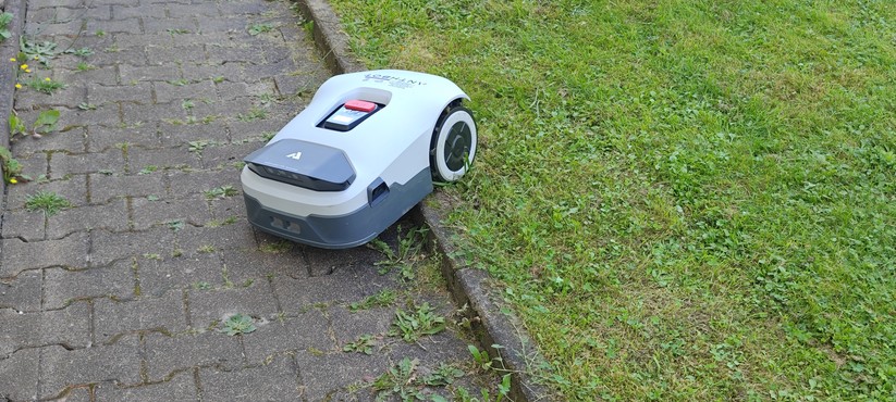 Anthbot Genie 3000 im Test: Nicht immer erkennt der Mähroboter die Rasengrenze. Tritt ein solcher Fall ein, muss man die Grenze der Karte anpassen oder eine No-Go-Zone anlegen. Das gilt jedoch für alle Mähroboter.