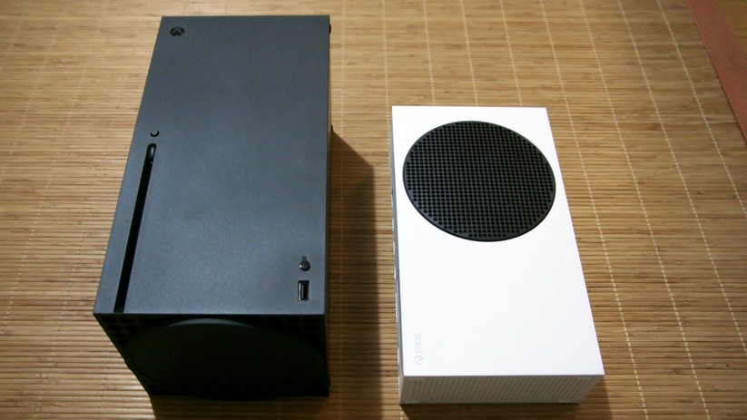 Die Xbox Series X (links) und die Series S (rechts). 