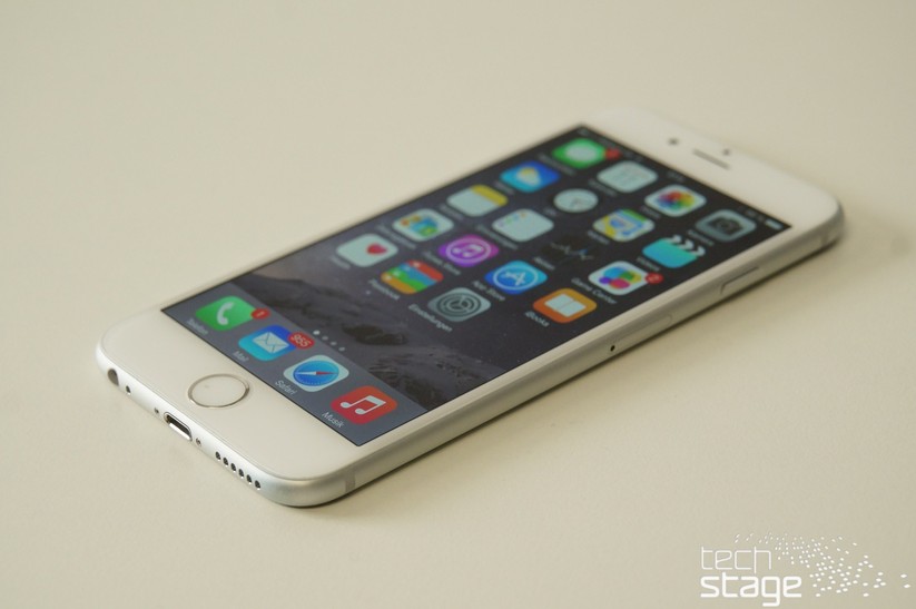 Das iPhone 6 unterscheidet sich auf den ersten Blick von seinem Vorgänger, dem iPhone 5s: Es ist gewachsen und deutlich abgerundeter.