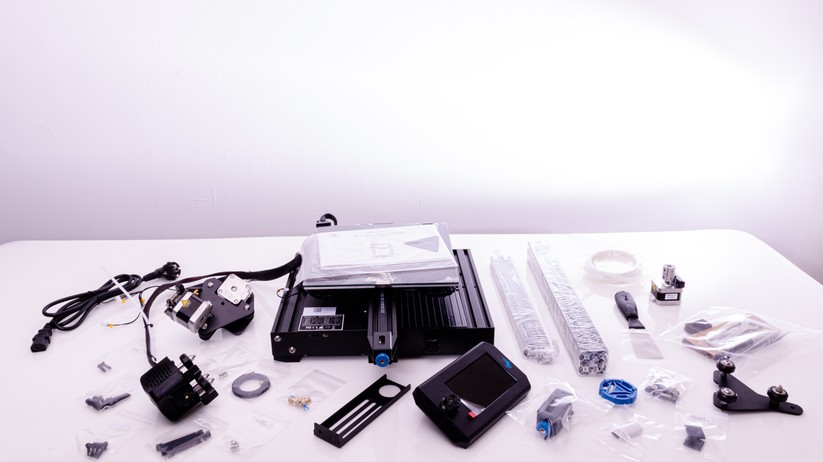 Das Bild zeigt den Inhalt des Kartons.