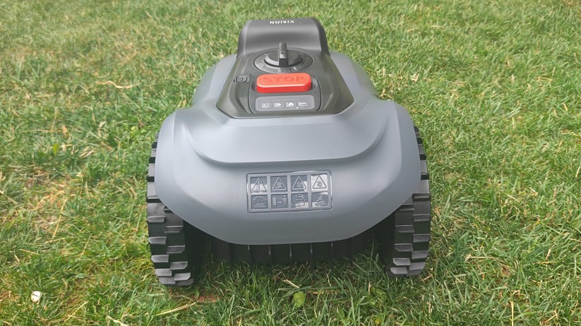 Natural Expression Performance 7: Kamerabasierter Mähroboter für Flächen bis 500 m² und einer Schnittbreite von 18 cm.
