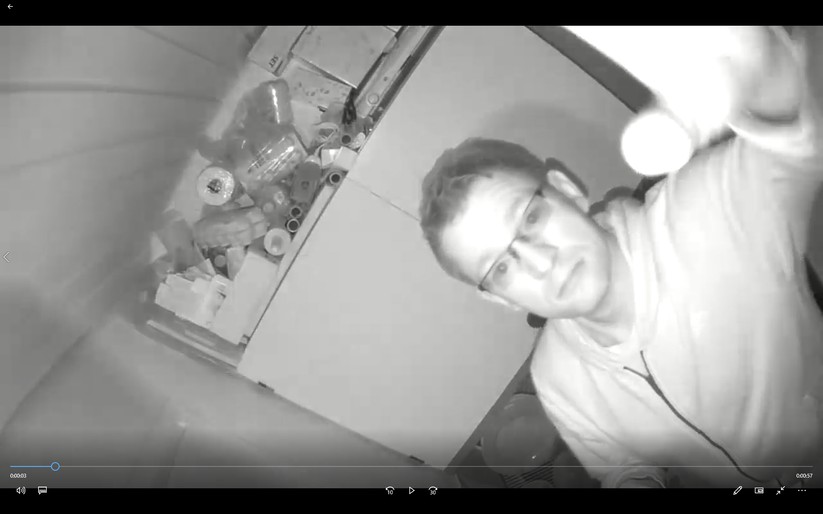 Die Bildqualität ist selbst bei totaler Dunkelheit dank Infrarotstrahler ausreichend. Für ein Fahndungsfoto kann man den Screenshot eines Videoframes durchaus benutzen, für mehr aber auch nicht.