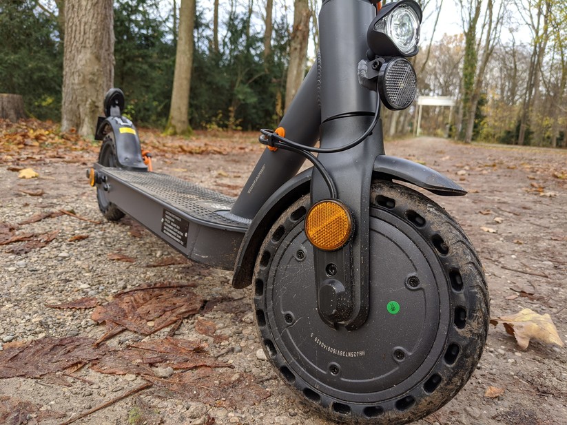 Der Motor im Vorderrad dient als elektrische Bremse. 
