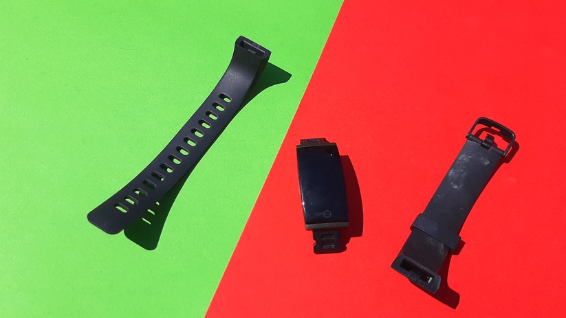 Das Armband des Realme Bands lässt sich abnehmen, der Tracker wird zum Laden direkt in ein USB-A-Netzteil gesteckt. 