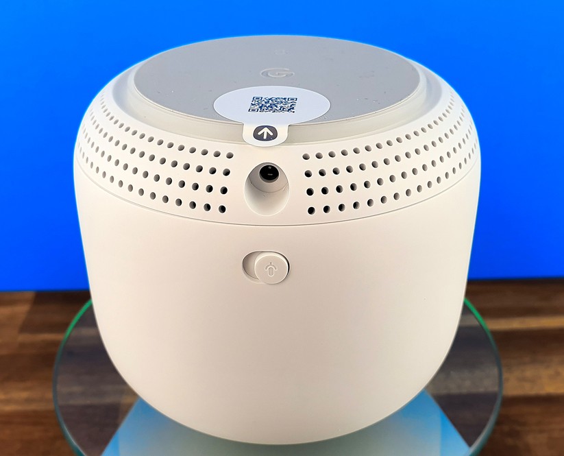 Google Nest Wifi Zugangspunkt von unten: Mikrofon-Ein-Aus-Schieber, runde Buchse für Netzteil-Hohlstecker und ein LED-Leuchtring in der Bodenplatte (Bild: Harald Karcher).