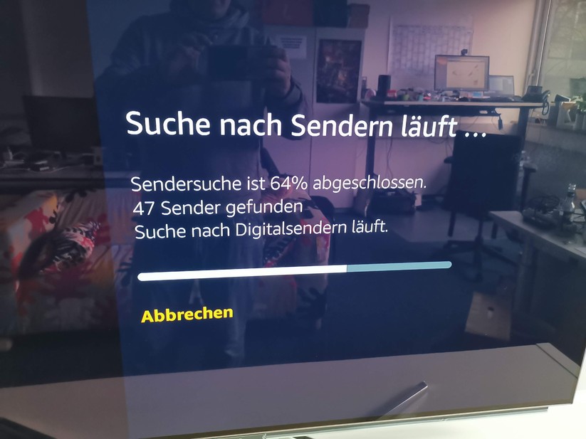 Die Sendersuche ist vergleichsweise flink. Im Bild sieht man zudem gut, dass der TV gerade bei dunklen Bildern durchaus spiegelt. 