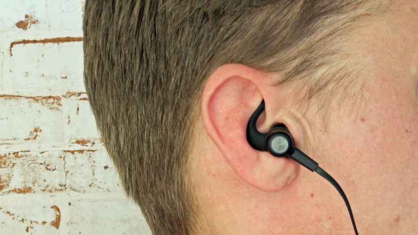 Die Kopfhörer sitzen gut und halten auch bei sportlichen Aktivitäten.