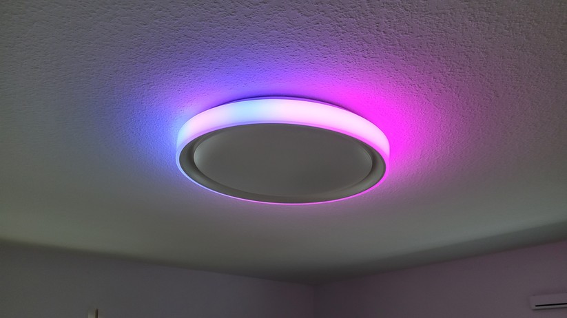 Die Aqara Deckenleuchte T1M funkt mit Zigbee und benötigt daher einen Hub. Sie ist außerdem kompatibel zu Homekit und Matter, sodass sie auch von anderen Smart-Home-Zentralen wie Apple Home, Samsung Smartthings, Homey Pro, Home Assistant, Google Home sowie Amazon Echo und Echo Hub steuern lässt. Die Hauptlampe mit einem Durchmesser von knapp 50 cm unterstützt eine Weißfarbton-Steuerung, während das umlaufende Seitenlicht dank RGBIC-Technik sehenswerte Animationen und Farbverläufe darstellen kann. Ihre LEDs sind hell genug, um einen Raum mit einer Größe von bis zu 25 m² zu beleuchten. Die maximale Leistungsaufnahme beträgt 25 Watt.  
