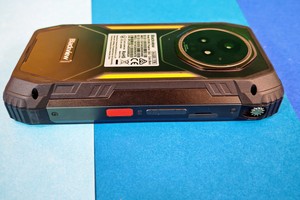  Robustes Outdoor-Handy mit Beamer und OLED-Display