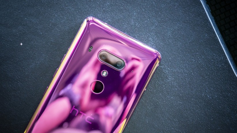 Die Farbausführung Flame Red des HTC U12+ leuchtet je nach Lichteinfall Rot oder Gold.