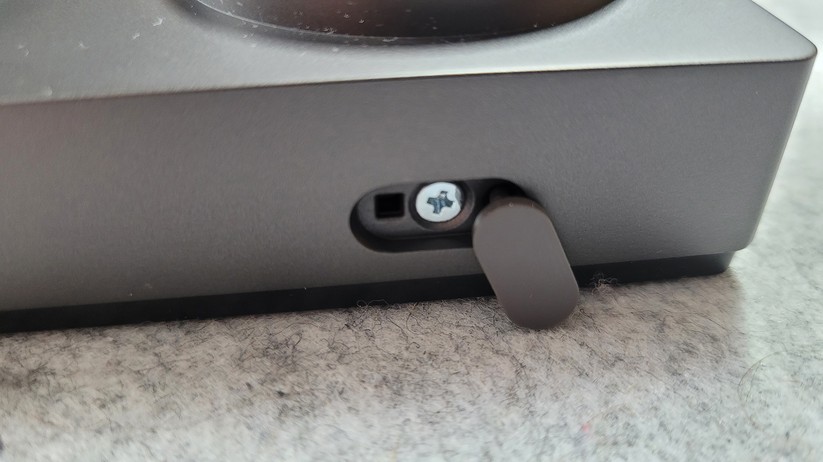 Aqara Smarte Video-Türklingel G4: Für das Einsetzen der Batterien muss man die Schraube an der rechten Gehäuseseite  lösen und die hintere Abdeckung anschließend nach unten ziehen.