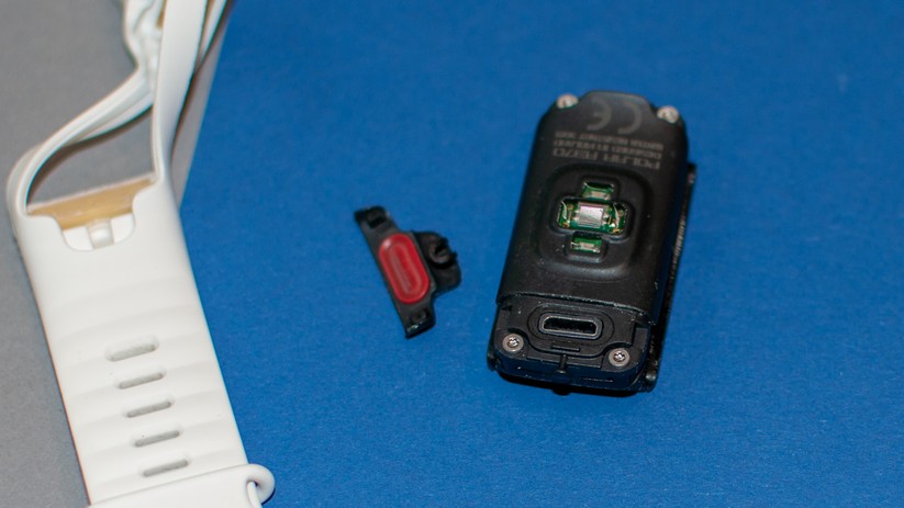 Die Micro-USB-Ladebuchse findet sich unter einen kleinen, leicht zu verlierenden Abdeckung. 