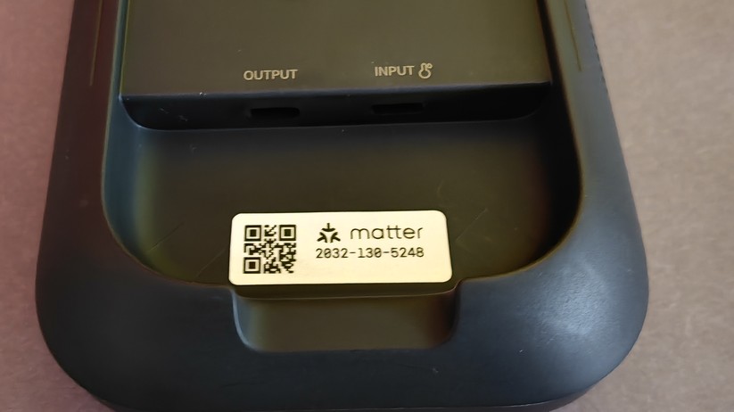Anwender können mit dem Hub 3 Switchbot-Geräte über einen Touch-Bildschirm und einen Drehregler steuern. Der Hub integriert auch viele Infrarot-Fernbedienungen, sodass alte Geräte smart werden. Als Matter-Bridge kann er viele Geräte auch an andere Plattformen wie Apple Home und Home Assistant weiterreichen.