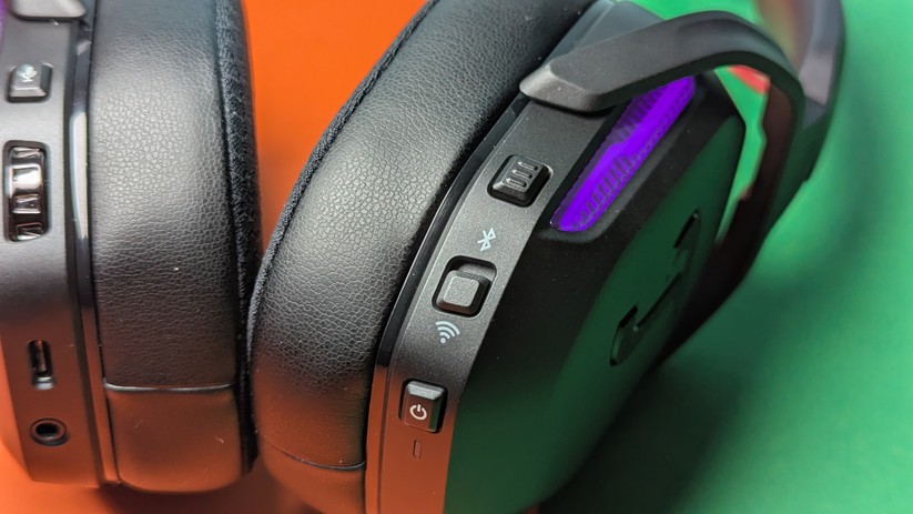 Beim Teufel Cage Pro  wechselt man per Button am Headset zwischen Bluetooth- und Funkverbindung.