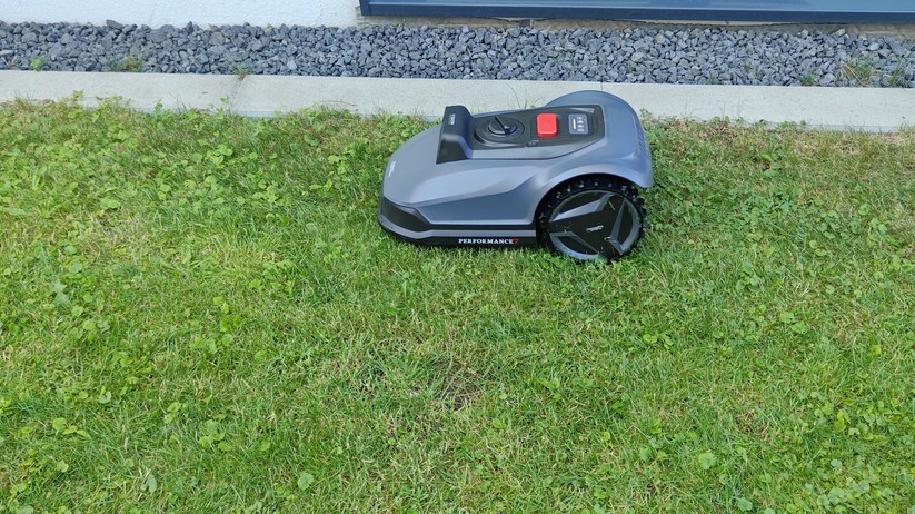 Natural Expression Performance 7: Kamerabasierter Mähroboter für Flächen bis 500 m² und einer Schnittbreite von 18 cm.