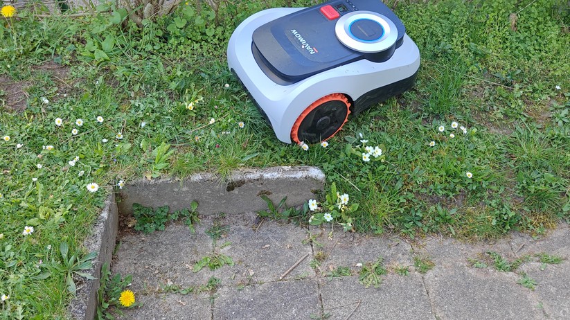Segway Navimow i208 LiDAR: Unsere Engstelle passiert er im Test nicht zuverlässig. Einmal ist er gar umgekippt.