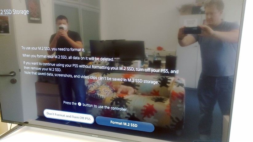 Nach dem Neustart der Playstation 5 startet die automatische Formatierung der NVMe. Man kann sie entweder durchführen oder die PS5 ausschalten. 